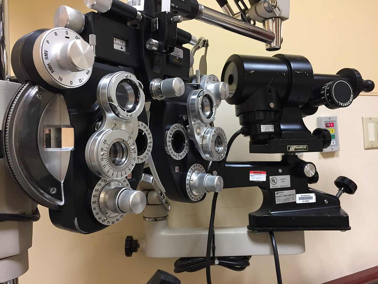 Phoropter dan keratometer di ruang praktik dokter mata untuk memeriksa derajat astigmatisme