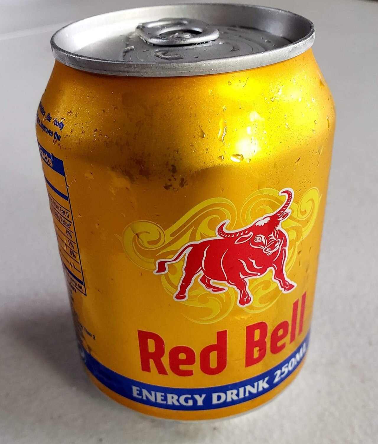 Kaleng minuman energi yang sering dikonsumsi berlebihan oleh dewasa muda untuk menahan kantuk saat lembur atau begadang