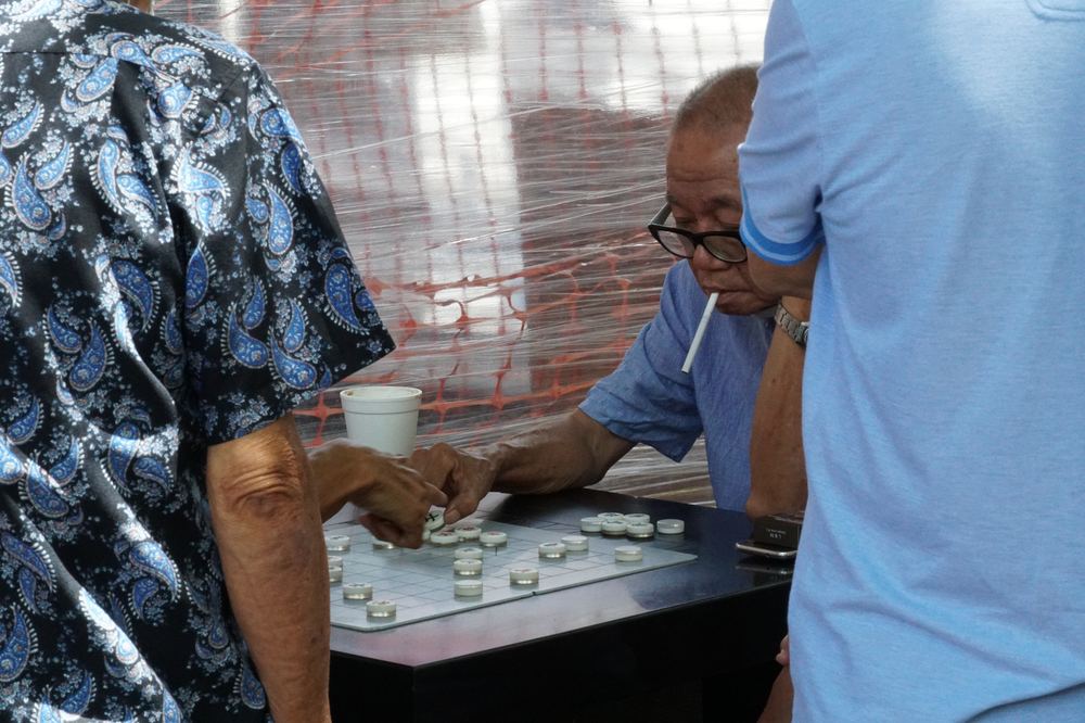 Dua orang bermain catur, salah satu bentuk latihan otak untuk menjaga daya ingat