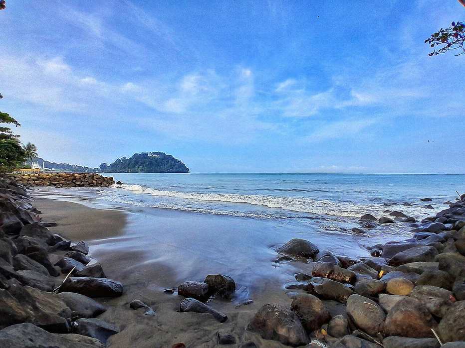 Seseorang berolahraga jogging pagi hari di tepi pantai sebagai bagian dari gaya hidup aktif