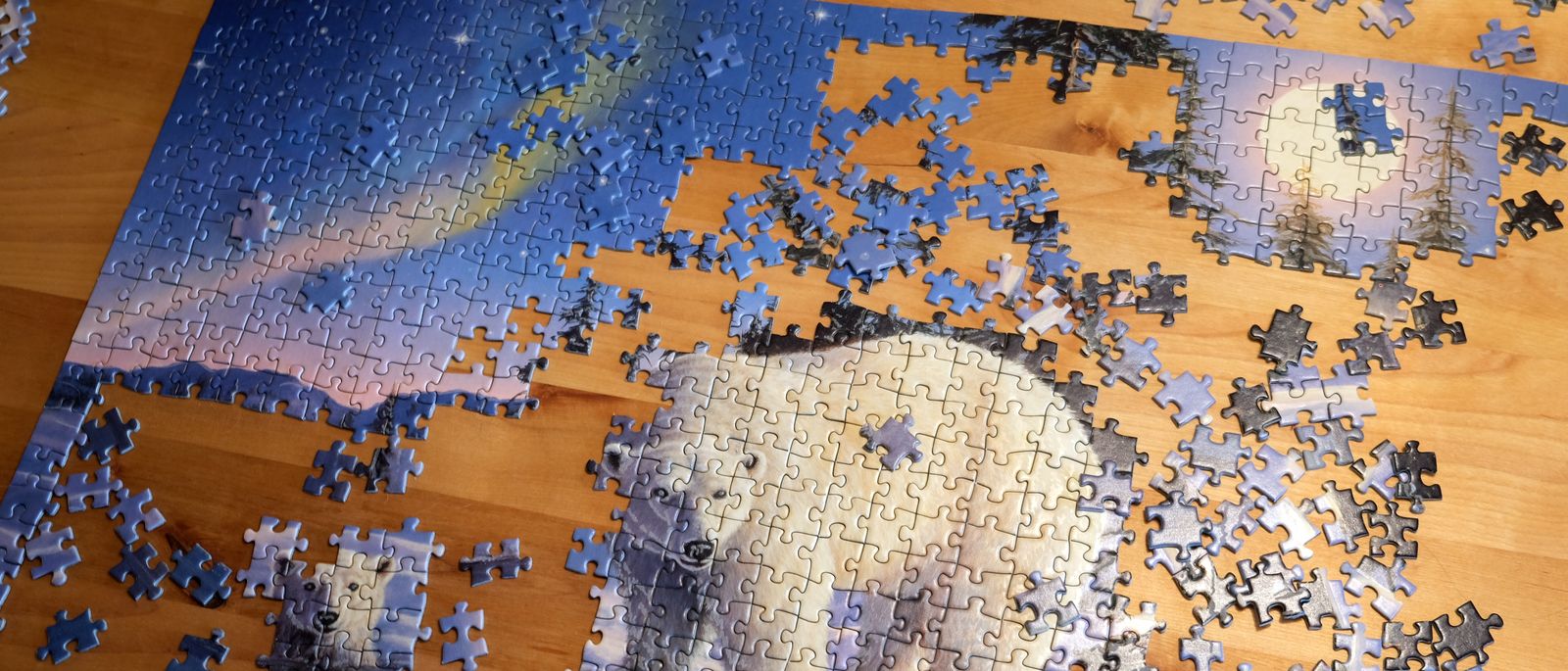 Tangan menyusun potongan puzzle, aktivitas yang dapat merangsang fungsi kognitif