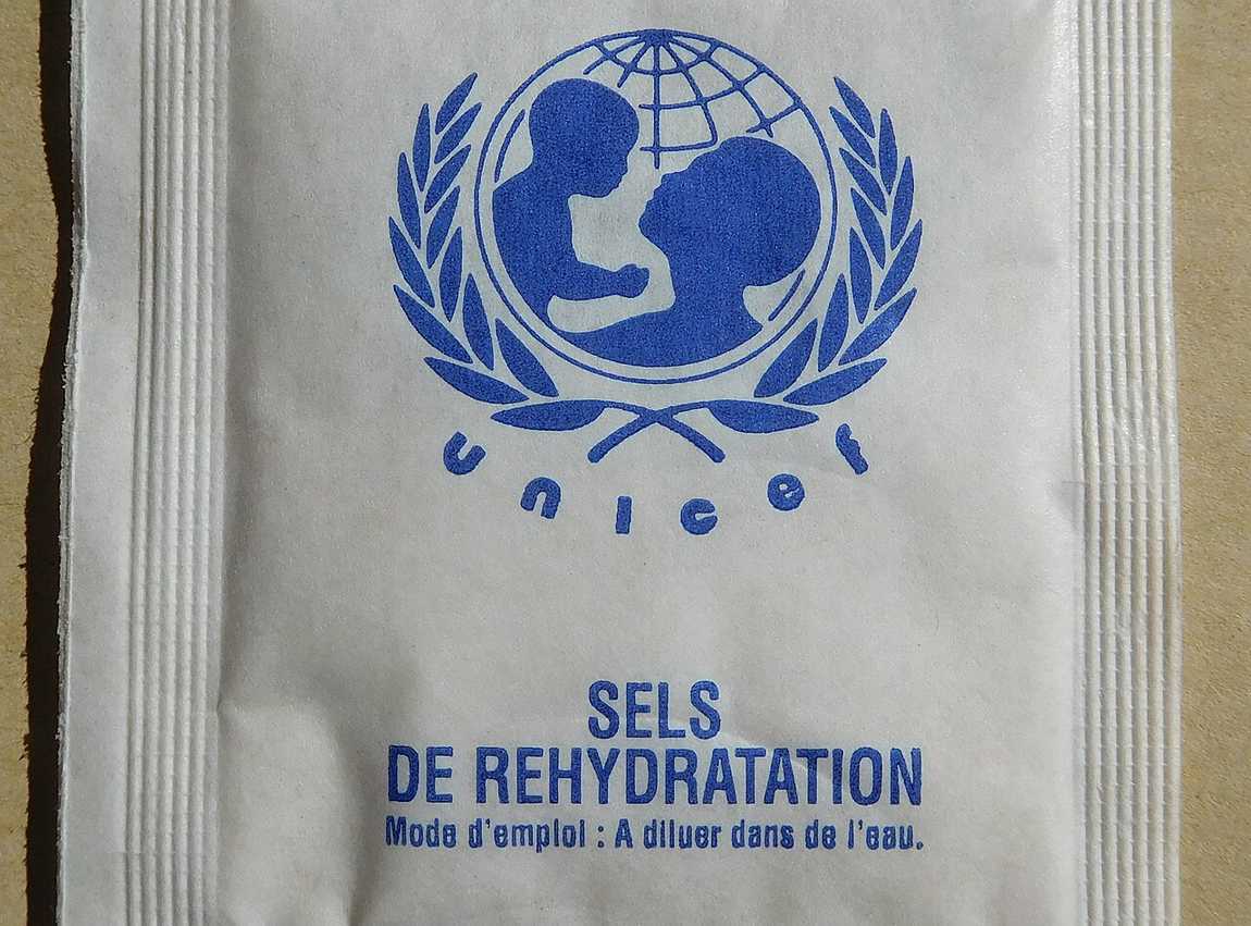 Sebungkus oralit atau larutan garam rehidrasi oral (ORS) produksi UNICEF yang digunakan untuk mengganti cairan tubuh saat diare
