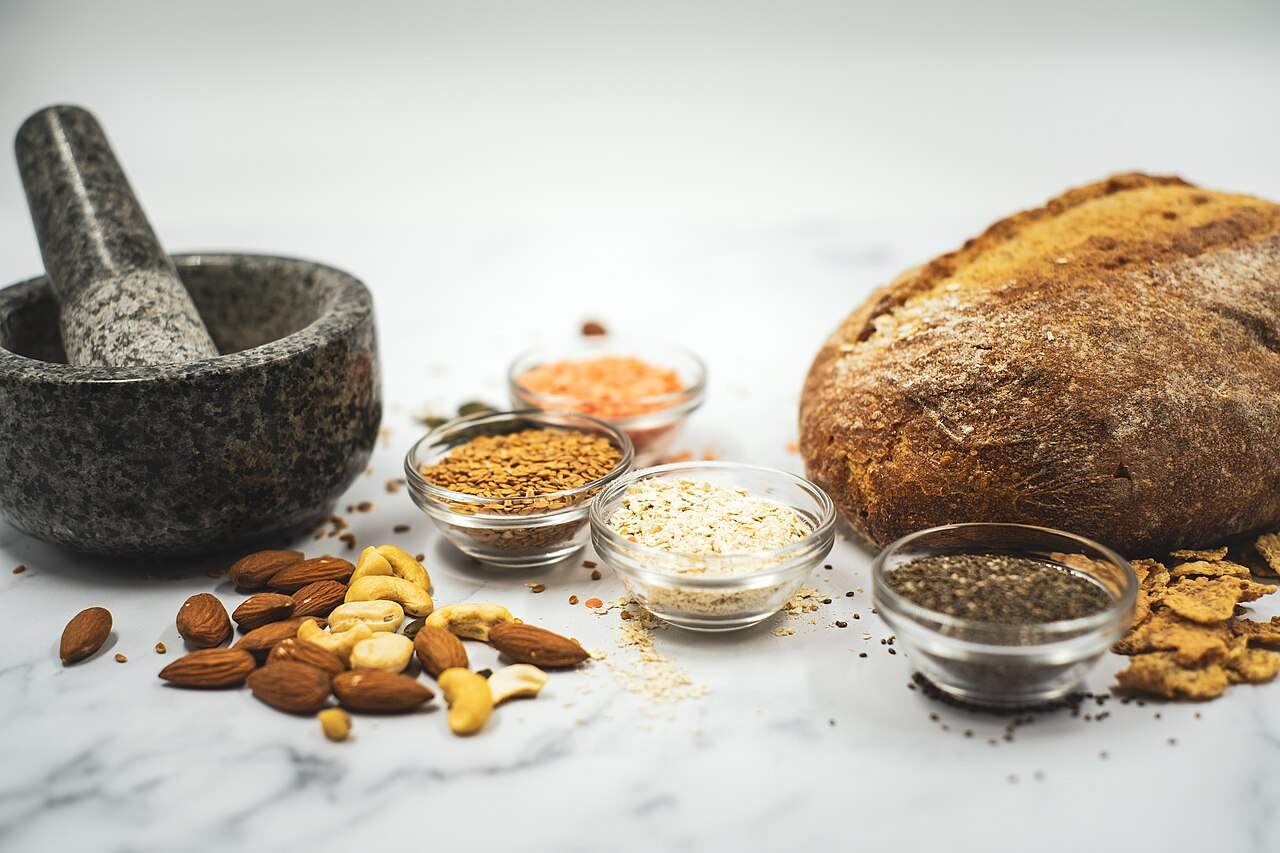 Aneka sumber serat tinggi seperti roti gandum utuh, oat, biji chia, dan kacang-kacangan yang membantu memperlambat penyerapan gula darah