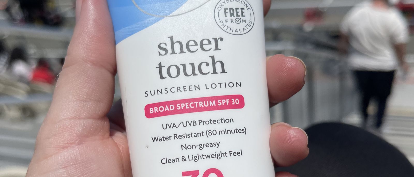 Botol sunscreen SPF 30, langkah perawatan terpenting untuk mengatasi hiperpigmentasi