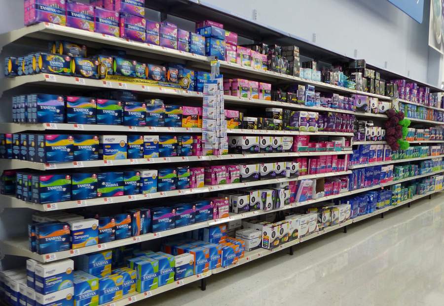 Rak produk pembalut, pantyliner, dan pembersih kewanitaan di sebuah toko