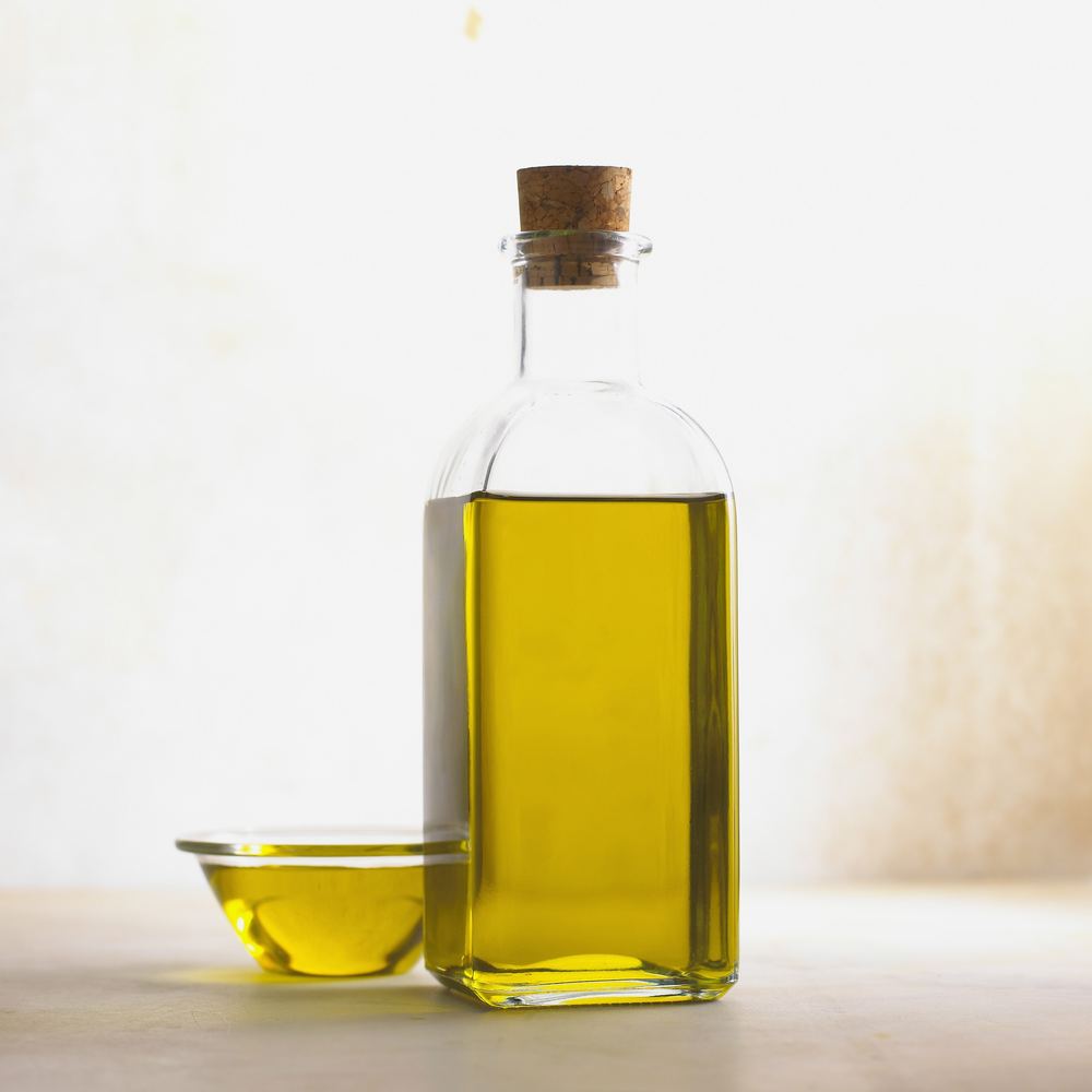Botol minyak zaitun, salah satu sumber lemak tak jenuh yang lebih ramah untuk kadar kolesterol