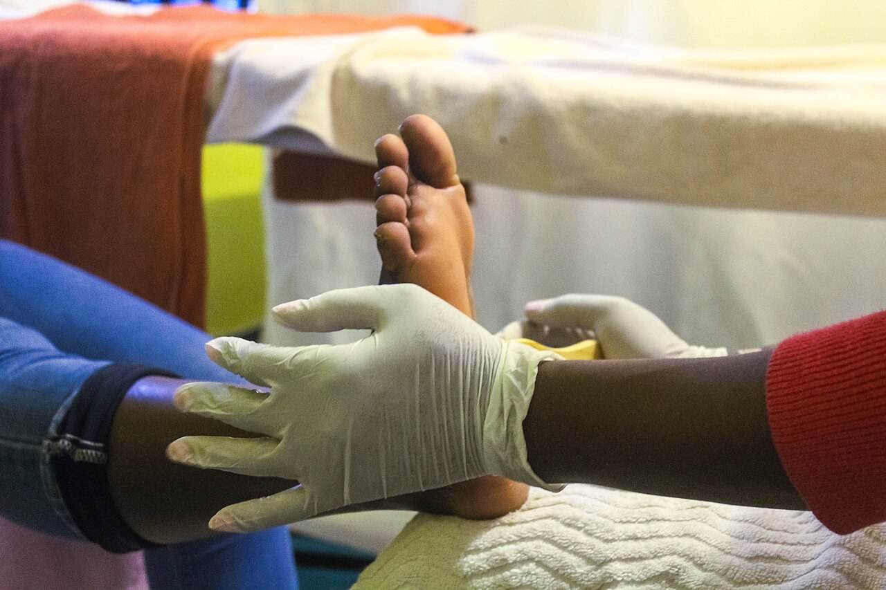 Pijatan lembut pada telapak kaki untuk membantu meredakan ketegangan otot