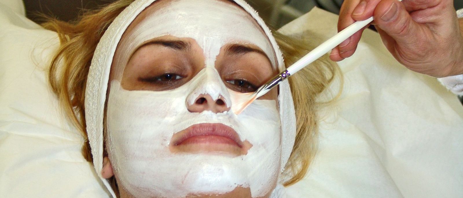 Perawatan wajah dengan masker sebagai bagian dari rutinitas mencegah penuaan dini kulit