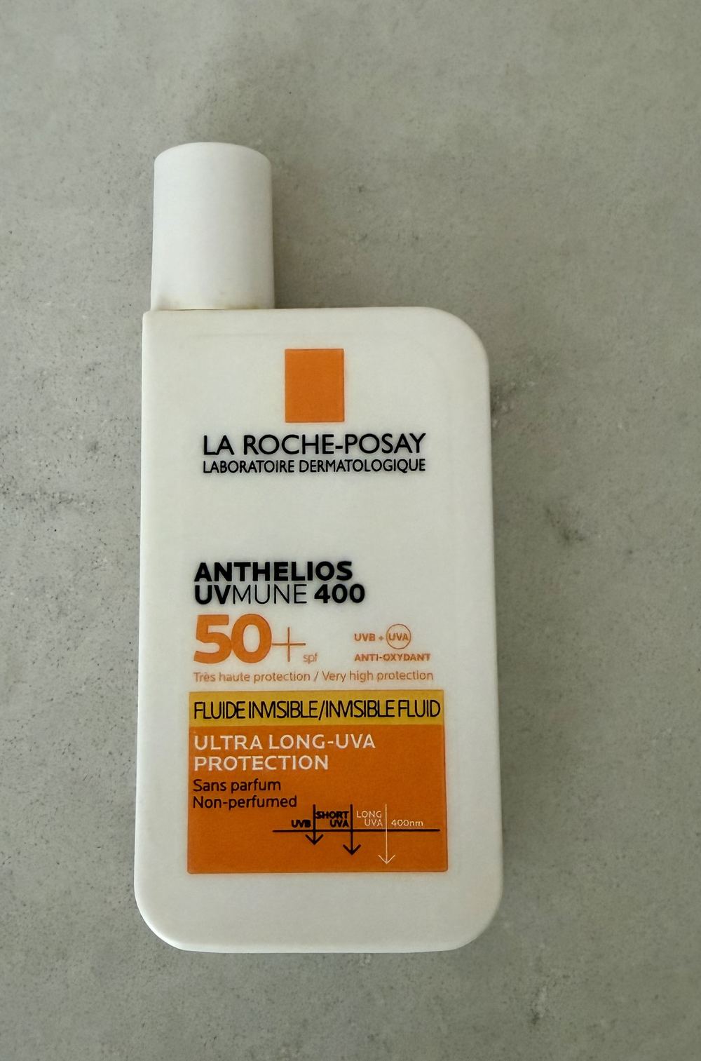 Botol sunscreen sebagai proteksi harian dari sinar UV penyebab penuaan dini