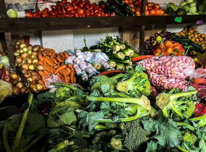 Aneka sayuran segar seperti brokoli, tomat, wortel, dan bawang di pasar tradisional yang rendah natrium dan baik untuk penderita tekanan darah tinggi