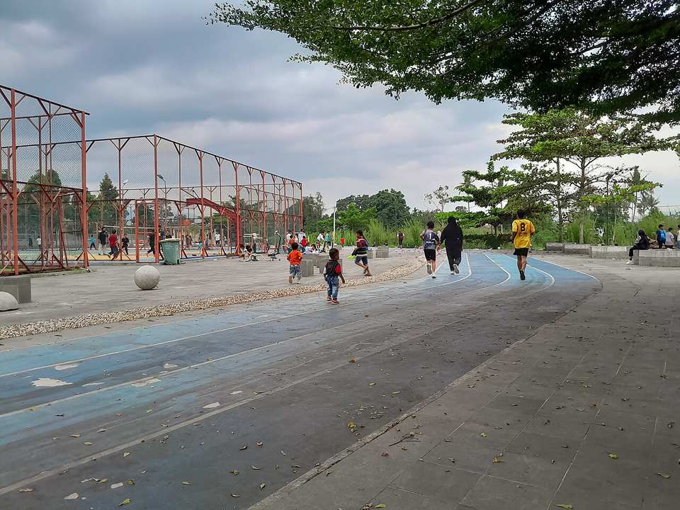 Jalur jogging outdoor yang digunakan masyarakat untuk berolahraga rutin sebagai bagian gaya hidup aktif