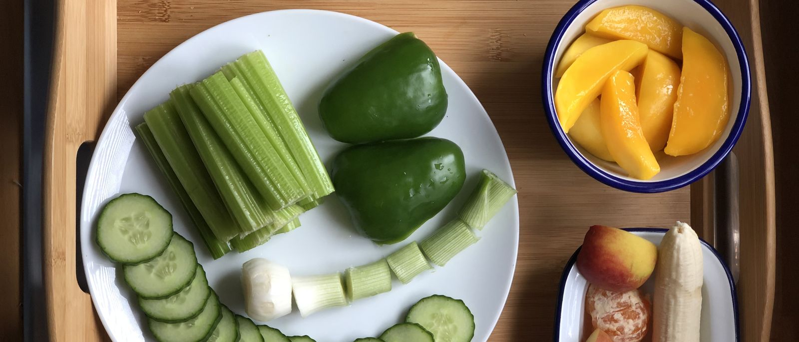 Aneka buah dan sayuran segar di atas piring sebagai contoh pola makan pencegah prediabetes